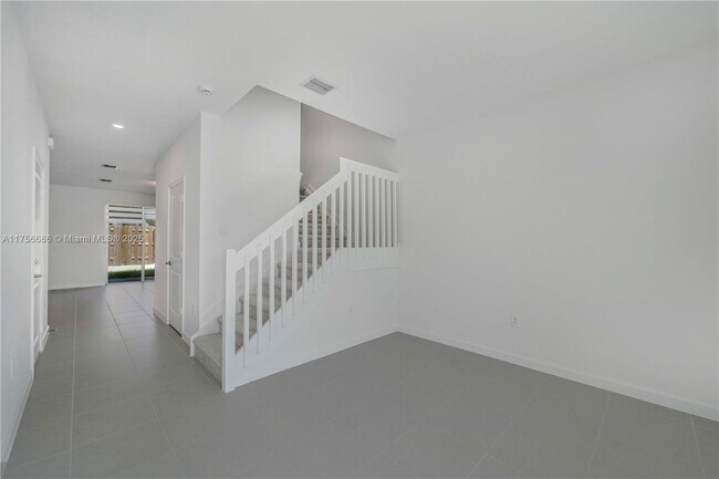 Building Photo - 701 SE 13th Street Cir