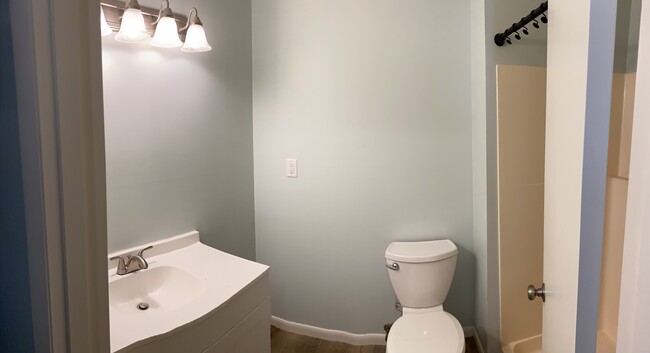 Master bath - 2507 W Village Dr