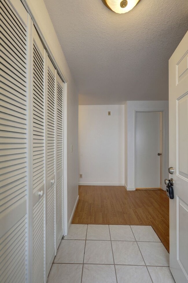 Building Photo - Beautiful 2 Bedroom Condo in Great Highlands Neighborhood!!