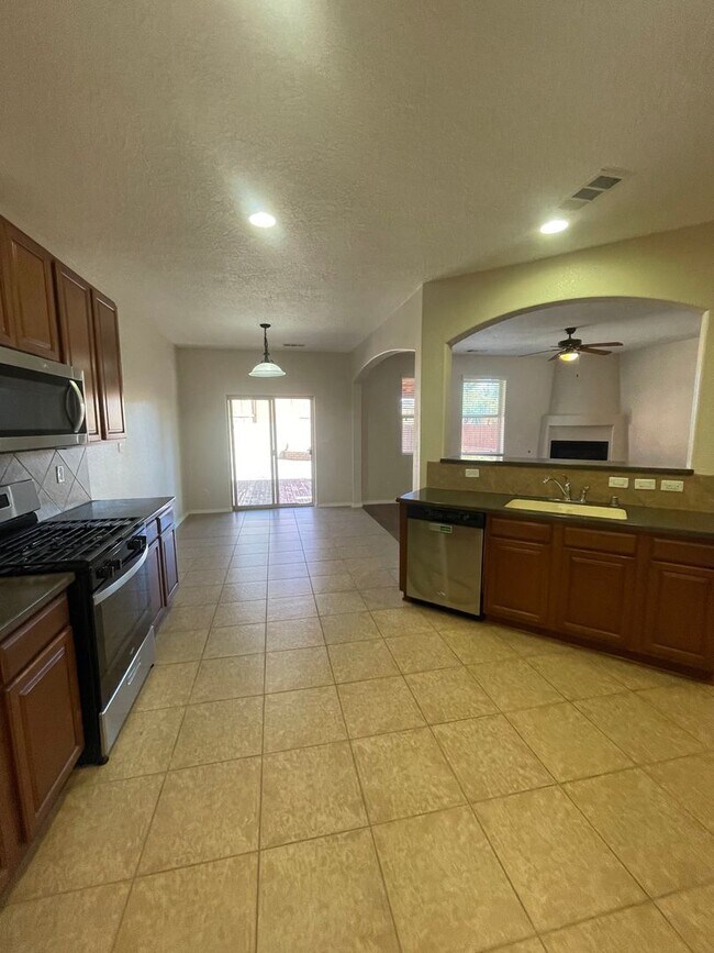 Foto del edificio - Pristine 4 bdr, 2 1/2 bath w/2 car garage ...