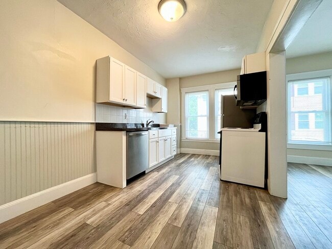 Building Photo - 285 W Elm St