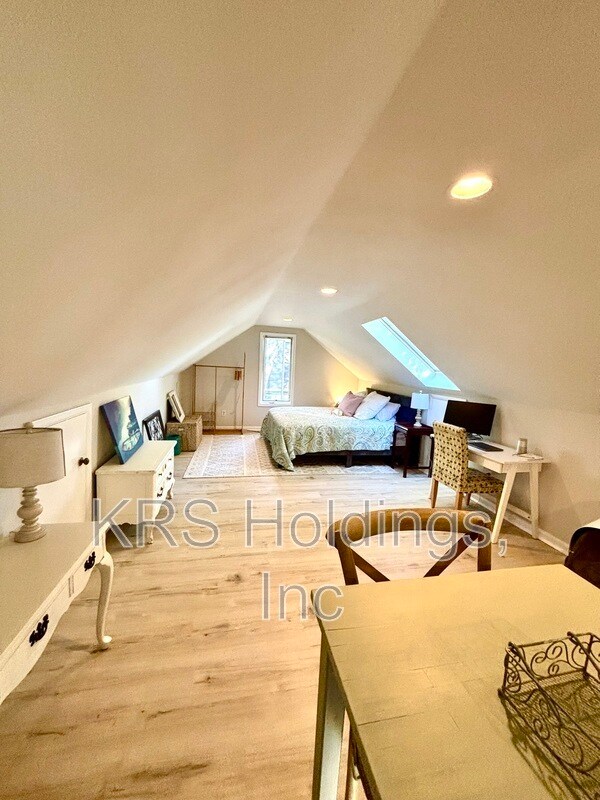 Foto del edificio - 487 Westwood Rd