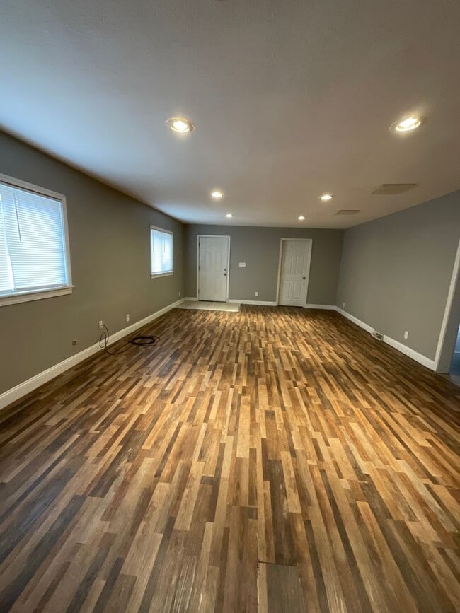 Building Photo - Stunning 3BR/1BA Home - HUGE fenced-in Backyard!