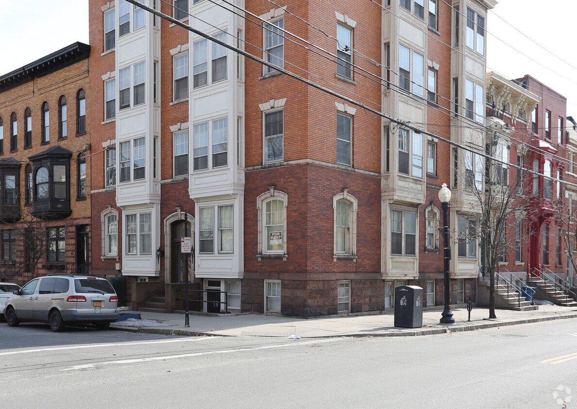 Building Photo - 176 Chestnut St