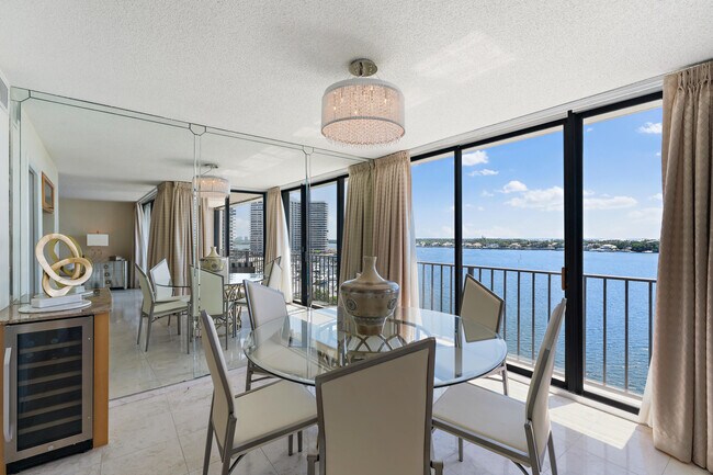 Foto del edificio - 124 Lakeshore Dr