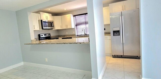 Building Photo - 3684 Pinehurst Dr