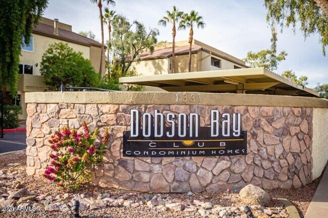 Foto del edificio - Dobson Bay Club
