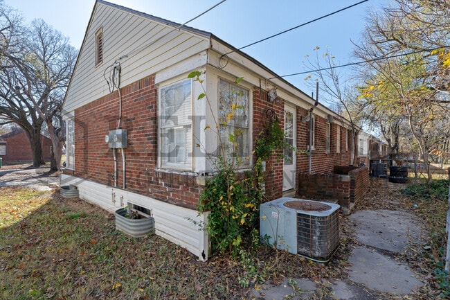 Building Photo - 2640 E Grail St