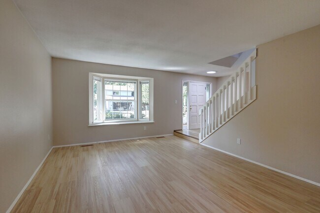Building Photo - 4-bedroom 2.5 bath on cul-de-sac in Kirkland