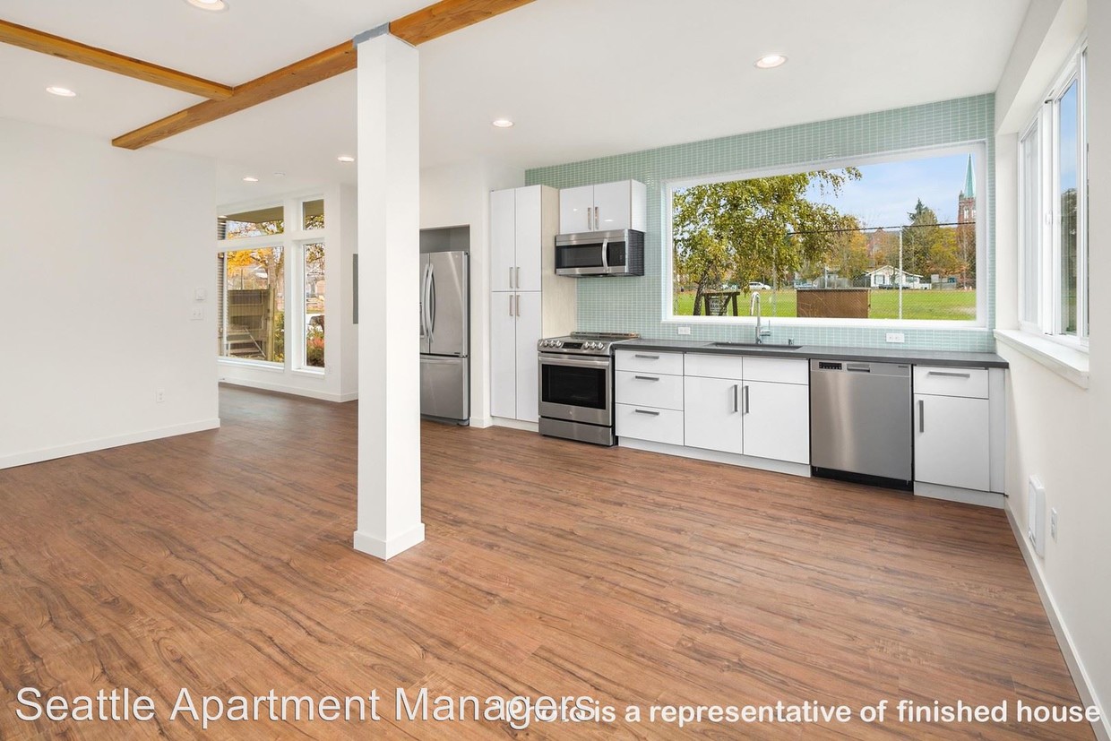 Foto principal - 9 br, 3 bath House - 1017 NE 55th St