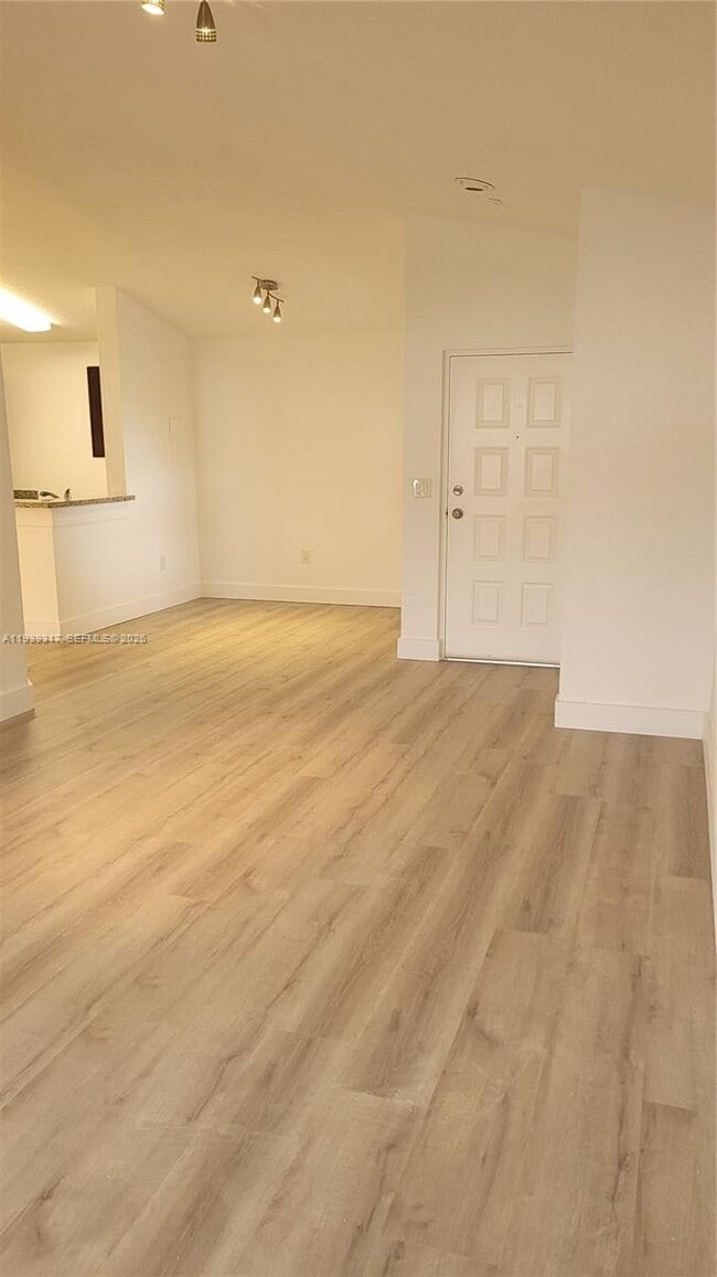 Foto del edificio - 2851 N Oakland Forest Dr