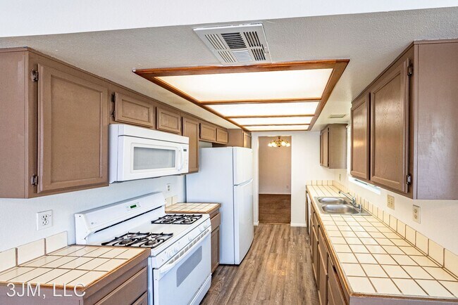 Building Photo - 4 br, 2.5 bath House - 6104 Warm River Rd