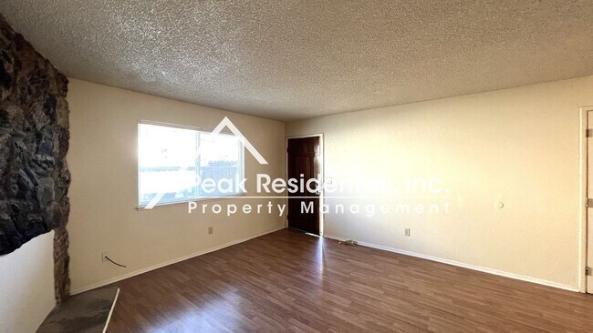 Building Photo - Charming Galt 2bd/2ba Duplex with 2 Car Ga...