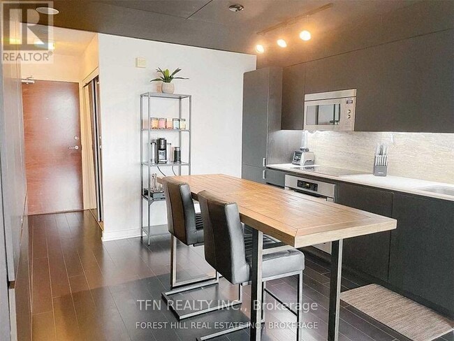 Building Photo - 10 Capreol Ct