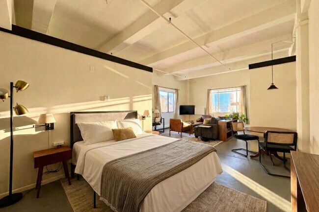 Building Photo - 823 N 2nd St