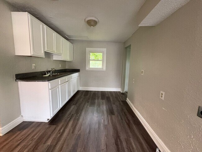 Building Photo - Charming 3-Bedroom Home