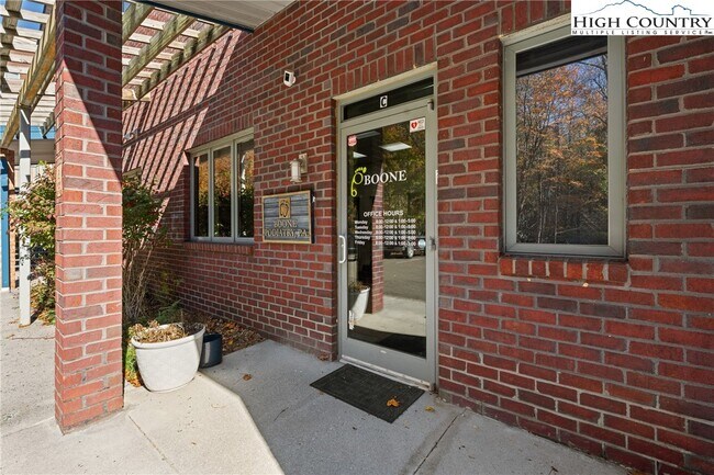 Foto del edificio - 610 State Farm Rd