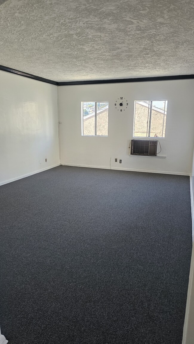 Living Room - 1005 N Townsend Ave