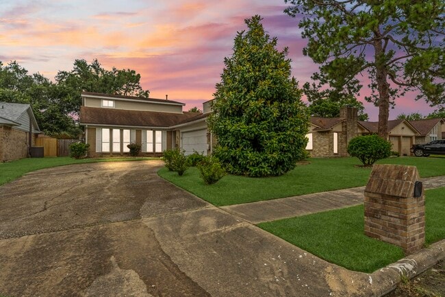 Foto del edificio - 606 Pinebrook Ln