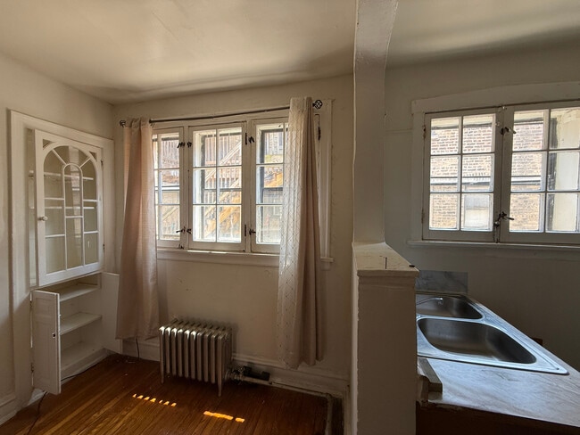 Foto del edificio - 7411 N Damen Ave