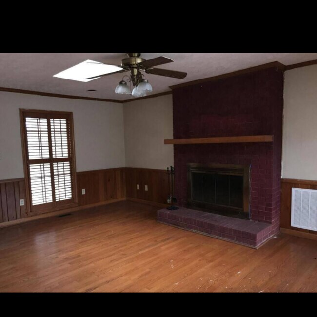 Building Photo - 802 Roberdell Rd