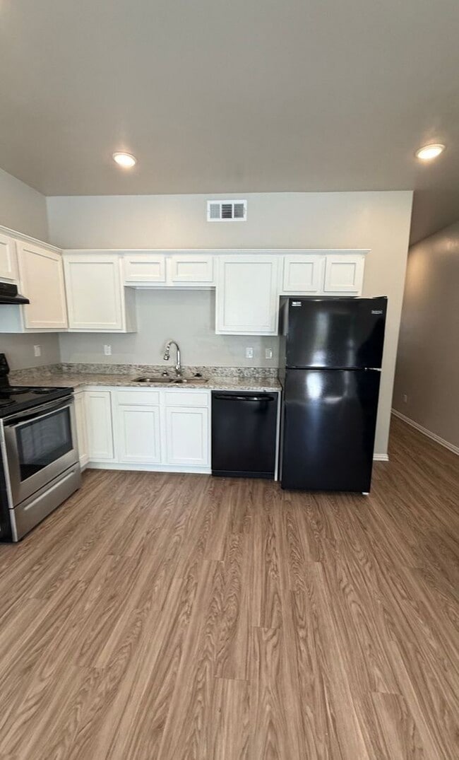 Building Photo - Monroe Duplex