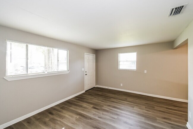 Foto del edificio - 6819 Goldilocks Ln
