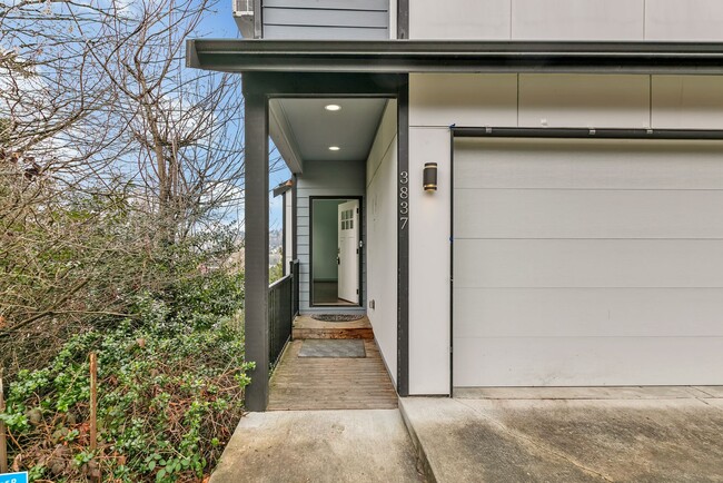 Building Photo - Spacious 3bed/2.5bath Modern Home with Stu...