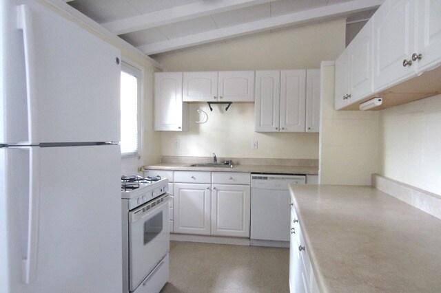 Building Photo - Cute Single Family Home, Fresh Paint, Wood...