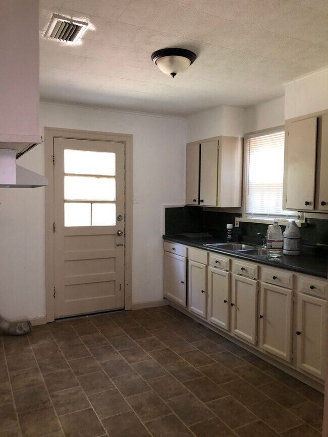 Building Photo - Section 8/Housing Voucher Accepted