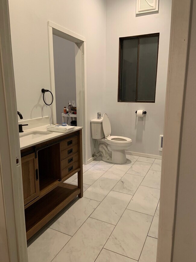 baño principal con ducha - 9928 Saunders Road
