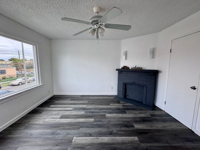 Building Photo - 858 W 88th St