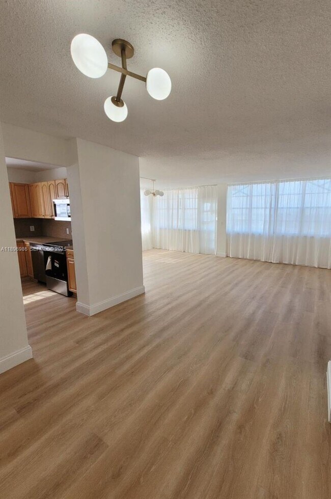 Foto del edificio - 2025 NE 164th St