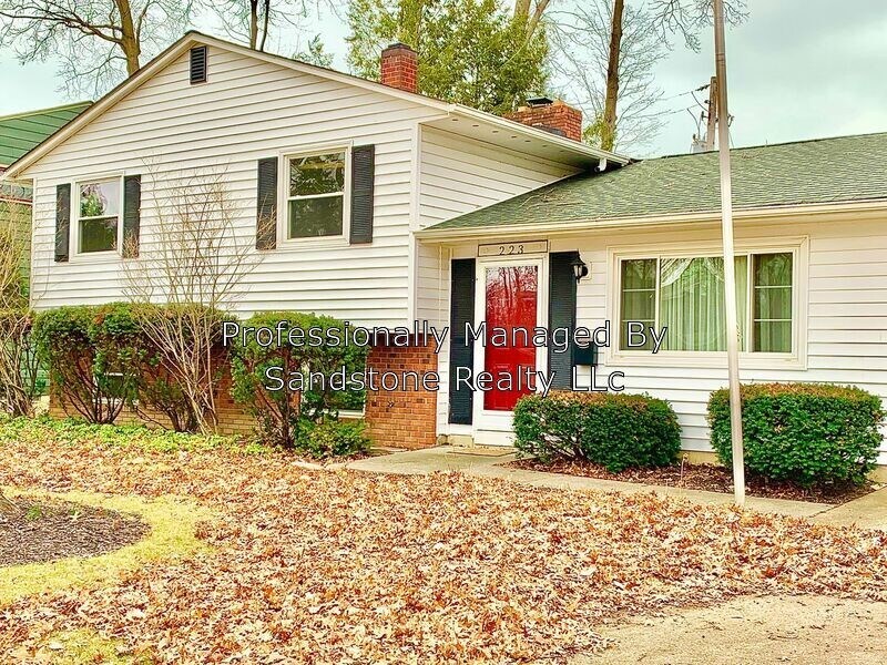 Primary Photo - Spacious 4 Bedroom Home