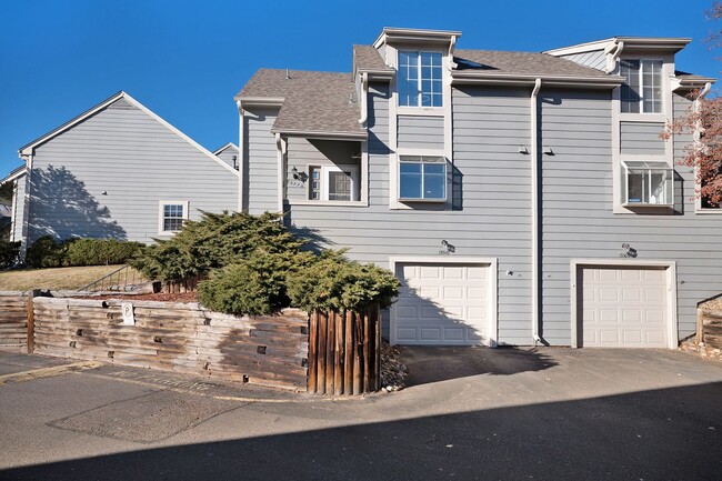 Building Photo - Large 3BR/3B Townhome back up to Heather R...