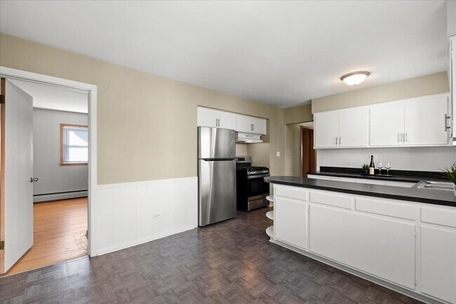 Foto del edificio - 8317 W Summerdale Ave
