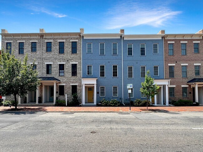 Building Photo - Stunning Luxury Townhome with Elevator in ...
