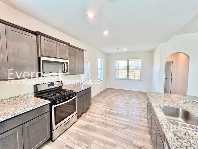 Foto del edificio - 4 Bed/2 Bath Home with Garage / Available Now!