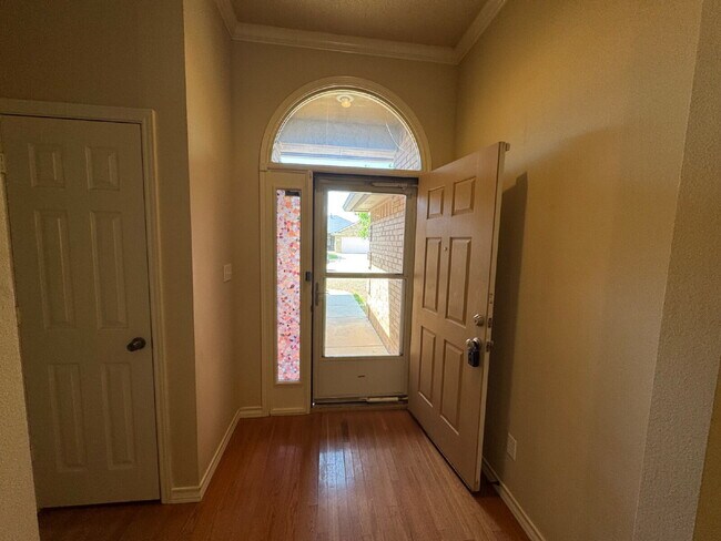 Building Photo - Lovely 3-Bedroom Home with Cozy Fireplace ...