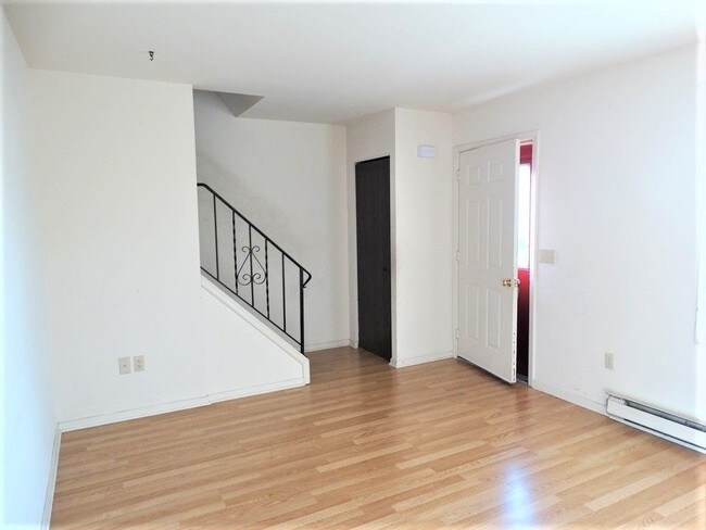 Building Photo - 364 Jeff Ave