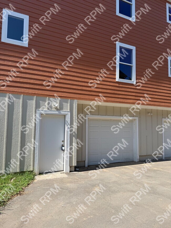 Building Photo - 1044 Oakland Ave