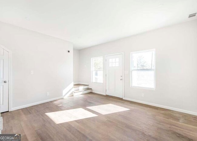 Building Photo - 803 Lynmore Ave