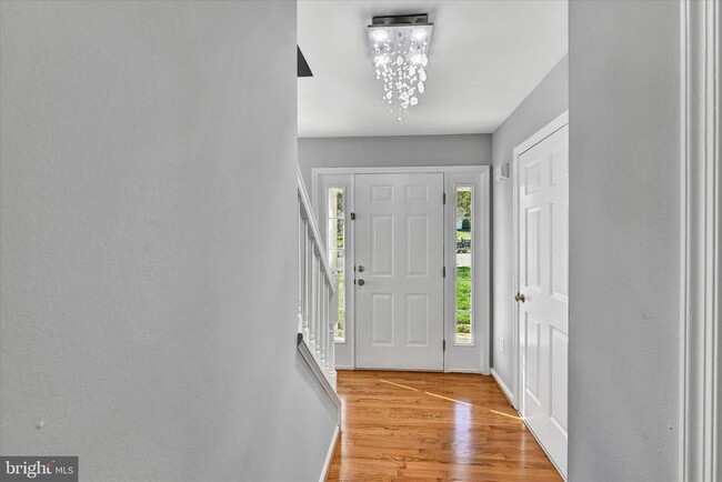 Building Photo - 6800 Roslyn Ct
