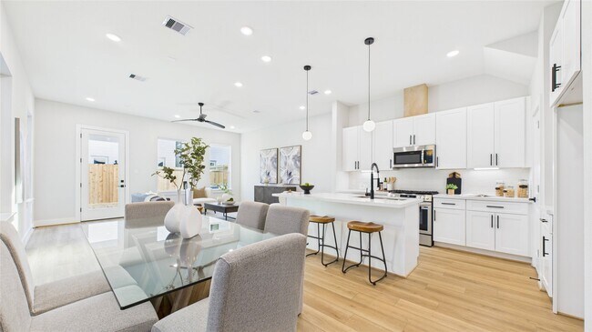Foto del edificio - 5027 Golden Forest Dr