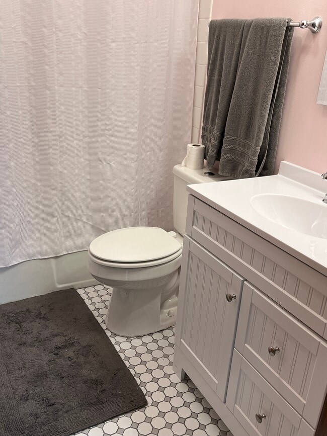 Full bath with tub/shower and heated floor - 1413 Grace St