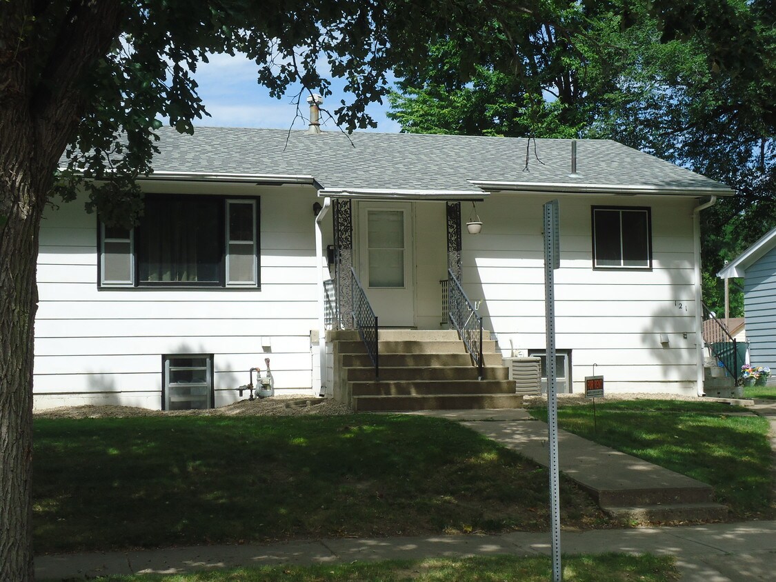 123 W Clark St, Vermillion, SD 57069 Apartments in Vermillion, SD