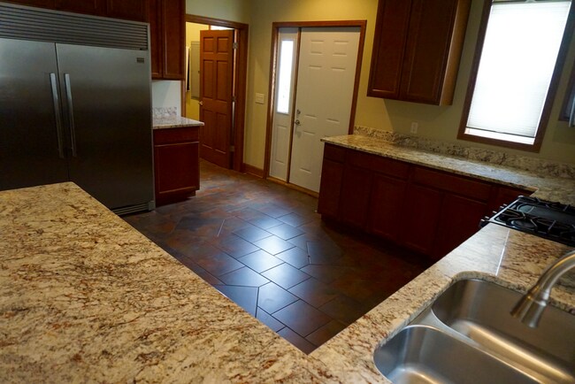 Building Photo - Great 5 bedroom house for rent near U of M...