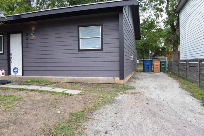 Building Photo - 2212 Santa Rita St