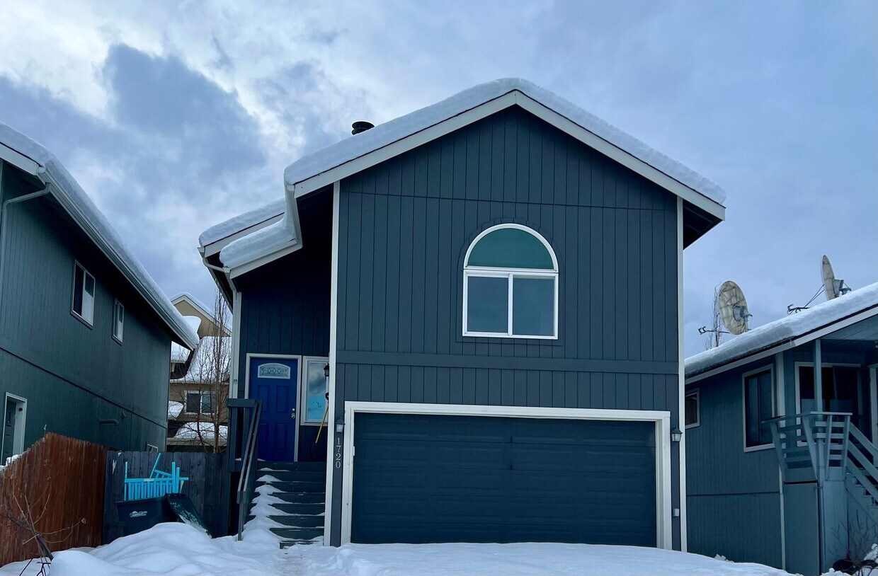 Foto principal - 4 bedroom, updated southside home