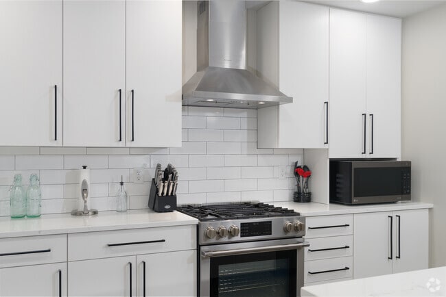 1BR, 1BA - 1109SF - Kitchen - Cooper George